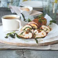 Krůtí roláda se šalvějí, špenátem a sušenými rajčaty