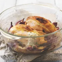 Kuře s kozím sýrem & červenou cibulí