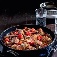 Kuře s rajčaty, slaninou a houbami Kuře s rajčaty, slaninou a houbami