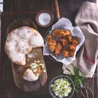 Smažené jižanské kuře se salátem Coleslaw & domácími bulkami Smažené jižanské kuře se salátem Coleslaw & domácími bulkami