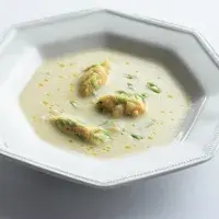 Květáková polévka s knedlíčky Květáková polévka s knedlíčky
