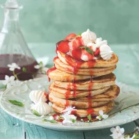 Kynuté lívance s jahodami a šlehačkou