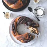 Kynutý věnec s čokoládovou náplní  Kynutý věnec s čokoládovou náplní