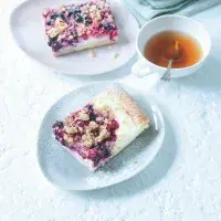 Kynutý koláč s drobným ovocem a drobenkou