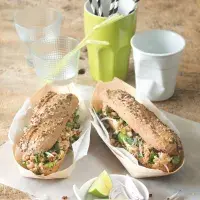 Sendvič larb gai Sendvič larb gai