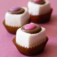 Pěnové kostky s lentilkami v čokoládě