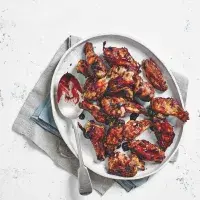 Lepkavá kuřecí křidýlka s malinovým džemem