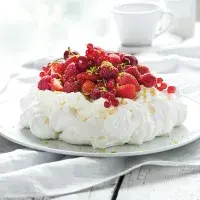Letní Pavlova s limetovou šlehačkou