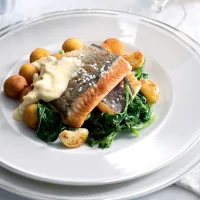 Pečený lososovitý pstruh s česnekem a špenátem