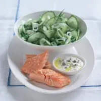 Losos s hráškem a okurkovým salátem