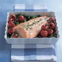 Lososí filet s olivami a rajčátky