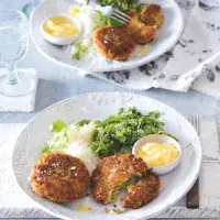 Lososovo-fazolkové placičky se salátem