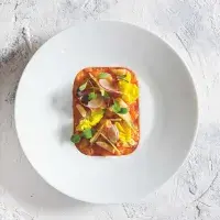 Lososový tartar s artyčokovým salátem a omáčkou miso Lososový tartar s artyčokovým salátem a omáčkou miso