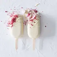 Malinové nanuky v bílé čokoládě Malinové nanuky v bílé čokoládě