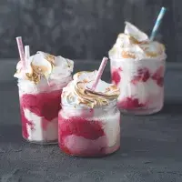 Malinový float s čepicí z marshmallow