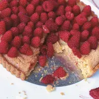 Mandlový koláč s malinami