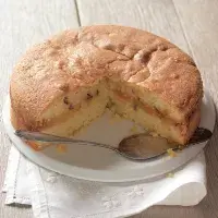 Mandlový dort s jablkem a meruňkovým džemem