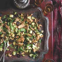 Marinované kuře s kešú, okurkou a sušenými višněmi