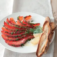 Marinovaný losos v červené řepě