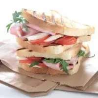 Sendvič mortadela, rajčata a sýr