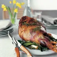 Jehněčí kýta pečená s jarními cibulkami