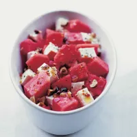 Salát z melounu, sýra feta a oříšků Salát z melounu, sýra feta a oříšků