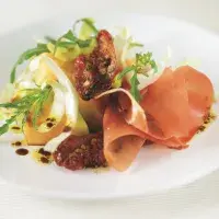 Salát ze žlutého melounu a parmské šunky