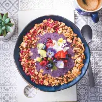 Miska s borůvkovým smoothie a granolou