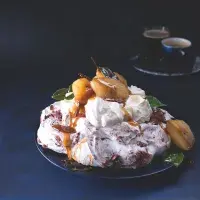 Mramorovaná čokoládová Pavlova s hruškami