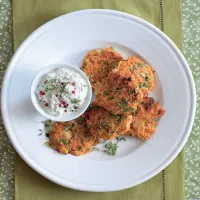 Mrkvové placičky s bylinkovým dipem Mrkvové placičky s bylinkovým dipem