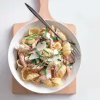 Mušle s kuřetem a rukolou