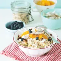 Müsli s pomerančem, borůvkami a kokosem