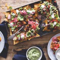 Nachos s chorizem, salsou a guacamole