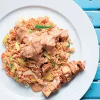 Nasi goreng se saté z tofu