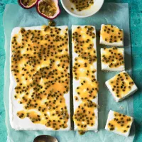 Nepečené cheesecake řezy s mučenkou