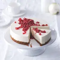 Nepečený cheesecake se sirupem z granátových jablek