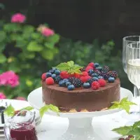 Jak ozdobit snadno dort, když nejste mistr cukrářského umění? Použijte krémy, cukrové dekorace, ovoce, jedlé květy a další možnosti