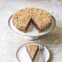 Nepečený dort s čokoládou a lískovými oříšky Nepečený dort s čokoládou a lískovými oříšky