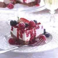 Nepečený tvarohový koláč s letním ovocem