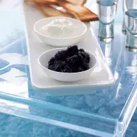 Nepravý kaviár, zakysaná smetana a křupavé tyčinky