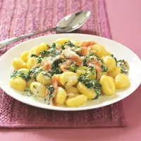 Noky se špenátem a uzeným lososem