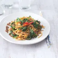Nudle se špenátem po asijsku Nudle se špenátem po asijsku