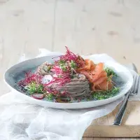 Nudle soba s uzeným lososem