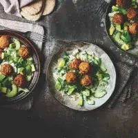 Okurkový salát s kefírovou zálivkou a falafelem