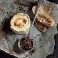 Olivová tapenáda s rozpečeným sýrem