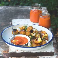 Omáčka romesco a pečené brambůrky