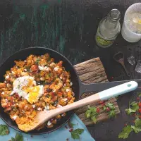 Opékané sladké brambory s fetou a pošírovaným vejcem Opékané sladké brambory s fetou a pošírovaným vejcem