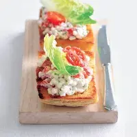 Opékaný chleba s cottage pomazánkou