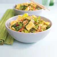 Opékaný salát s tofu a chilli papričkou Opékaný salát s tofu a chilli papričkou