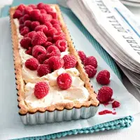 Oříškový koláč s mascarpone a malinami